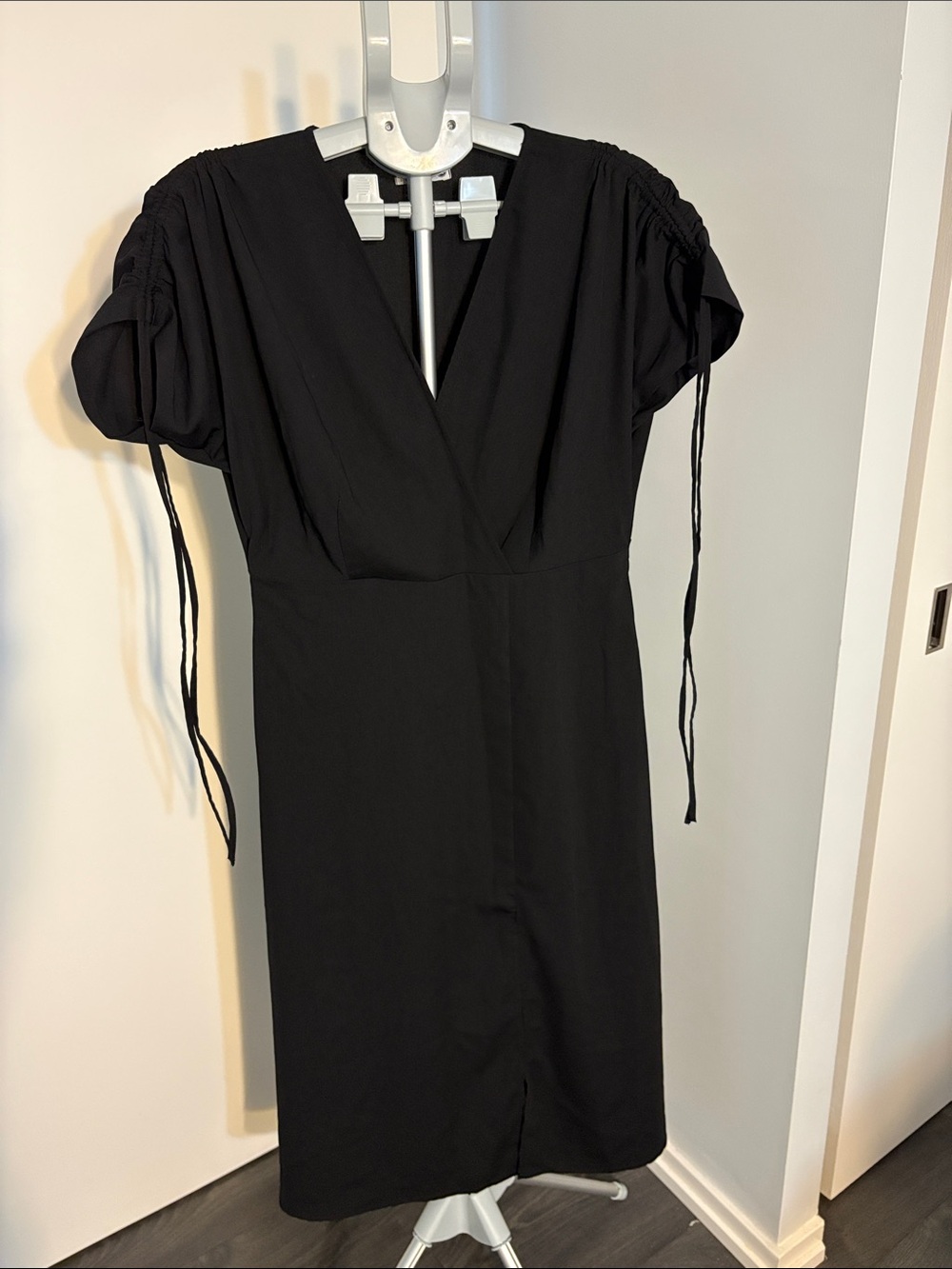 Elegant Black V-Neck Midi Dress with Drawstring Puff Sleeves